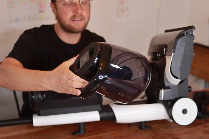 Schmutzwassertank einsetzen